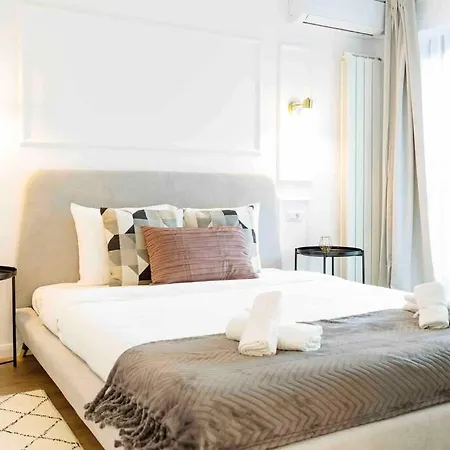 Апартаменти Bright - Location - Balcony Бухарест