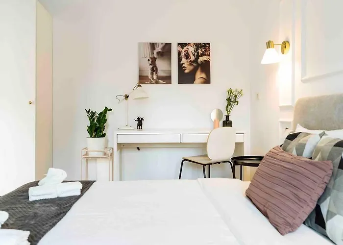 Bright - Location - Balcony Apartament *